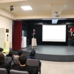 İzmit'te bir lisede gençlerin obeziteye karşı bilinçlendirilmesi konulu seminerden genel görünüm