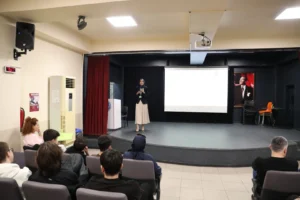 İzmit'te bir lisede gençlerin obeziteye karşı bilinçlendirilmesi konulu seminerden genel görünüm