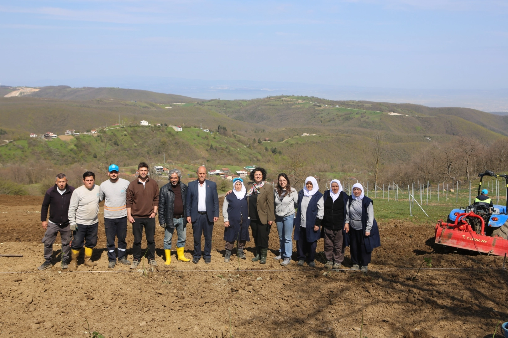 Bursa Nilüfer'de atıl arazilerde böğürtlen fidanı dikimi