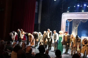 Kocaeli Şehir Tiyatroları oyuncuları Bursa'da sahne alırken