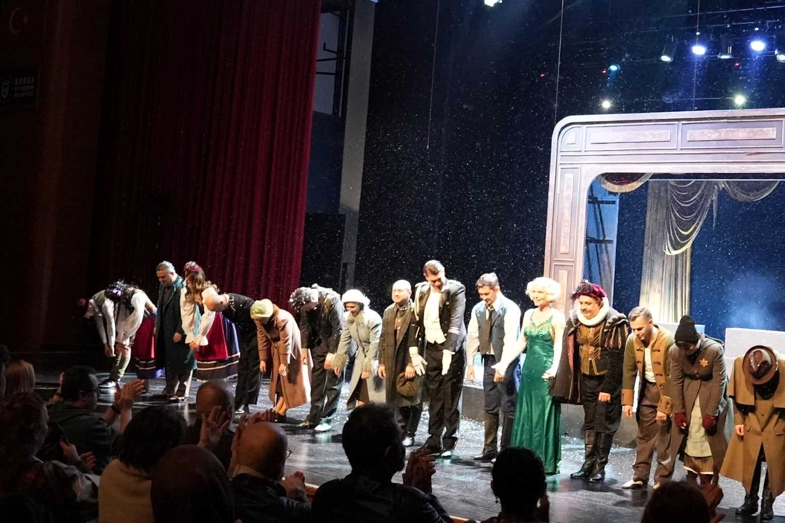 Kocaeli Şehir Tiyatroları oyuncuları Bursa'da sahne alırken