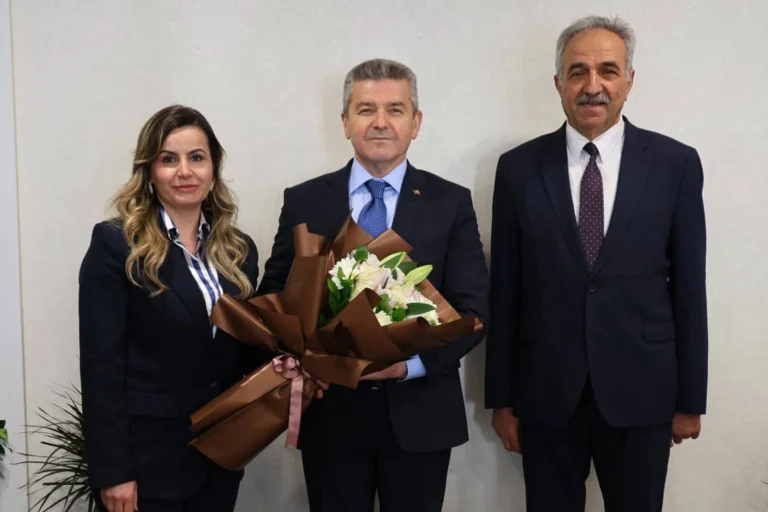 Artvin Valisi Turan Ergün, yeni İl Özel İdaresi Genel Sekreteri Yılmaz Boz'u makamında ziyaret ediyor.