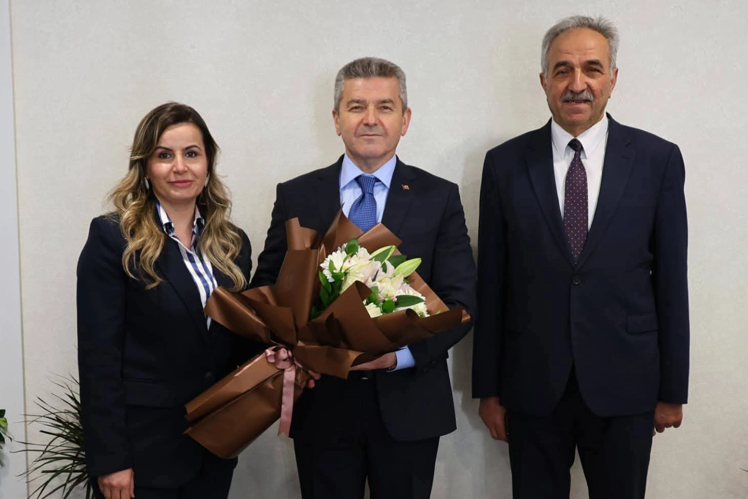 Artvin Valisi Turan Ergün, yeni İl Özel İdaresi Genel Sekreteri Yılmaz Boz'u makamında ziyaret ediyor.