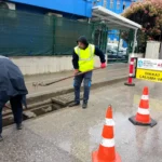 Kocaeli Büyükşehir Belediyesi ekipleri tarafından yapılan mazgal temizliği çalışması