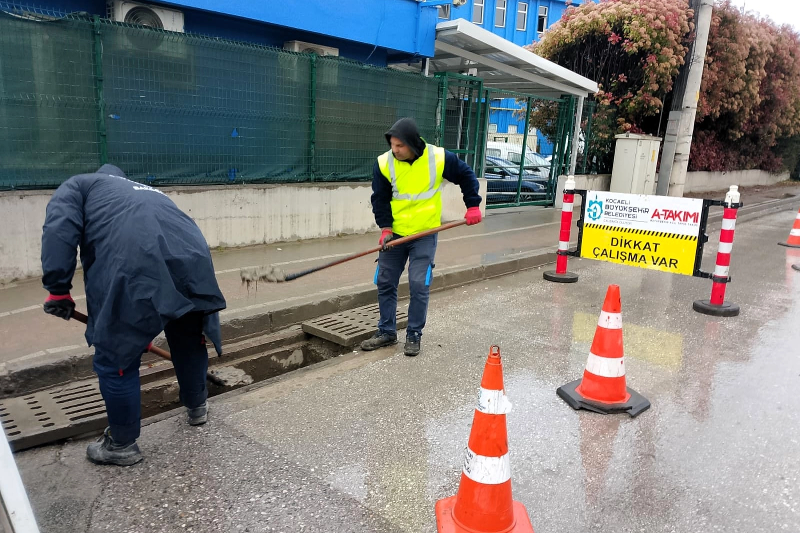 Kocaeli Büyükşehir Belediyesi ekipleri tarafından yapılan mazgal temizliği çalışması