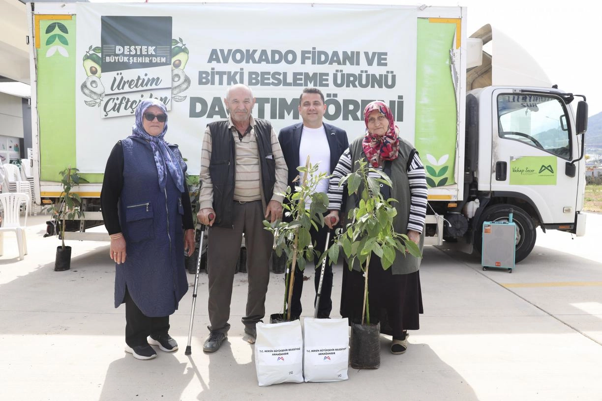 Mersin'in Anamur ilçesinde üreticilere avokado fidanı ve bitki besleme ürünü dağıtımı yapıldı.