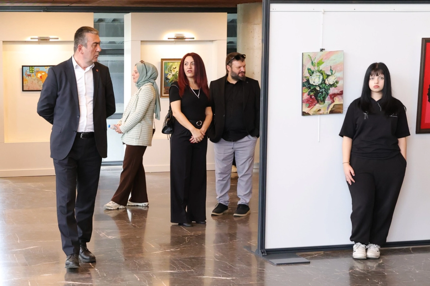 Osmangazi'de liseli öğrencilerin 'Atatürk'ün Çocuklarından Sanata Bakış' sergisinden görseller.