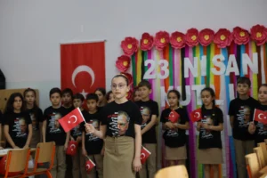 Sakarya'da 23 Nisan Ulusal Egemenlik ve Çocuk Bayramı kapsamında düzenlenen sanat etkinliğinde çocuklar bez çantaları boyuyor.