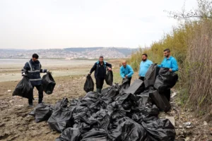 Kocaeli'de Mavi Takım ekipleri sahilden 50 torba atık topladı.