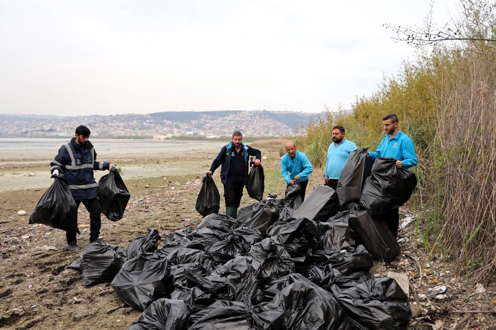 Kocaeli'de Mavi Takım ekipleri sahilden 50 torba atık topladı.