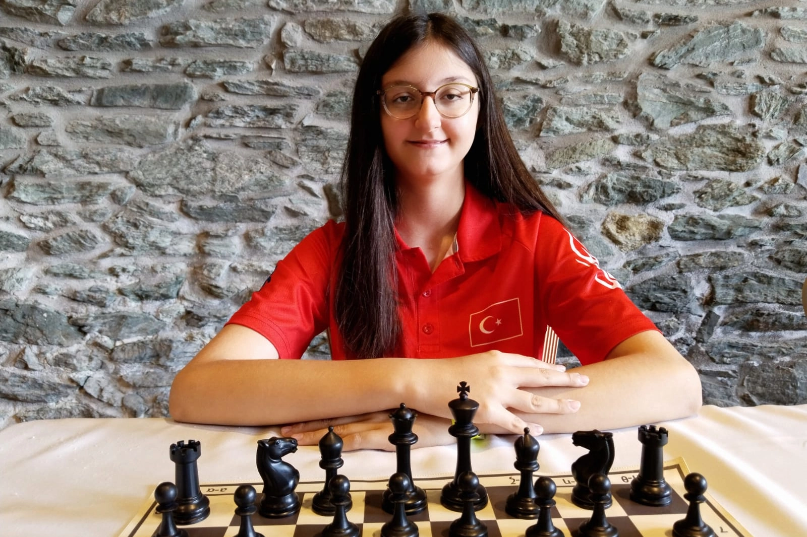 Bursa Büyükşehir Belediyesporlu satranç sporcusu Arya Aydoğan, Sırbistan'da düzenlenen şampiyonada dünya dördüncüsü oldu.