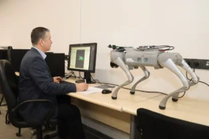 Bursa Teknik Üniversitesi'nin robot köpeklerle geleceğe adım projesi kapsamında öğrenciler robotik eğitim alıyor