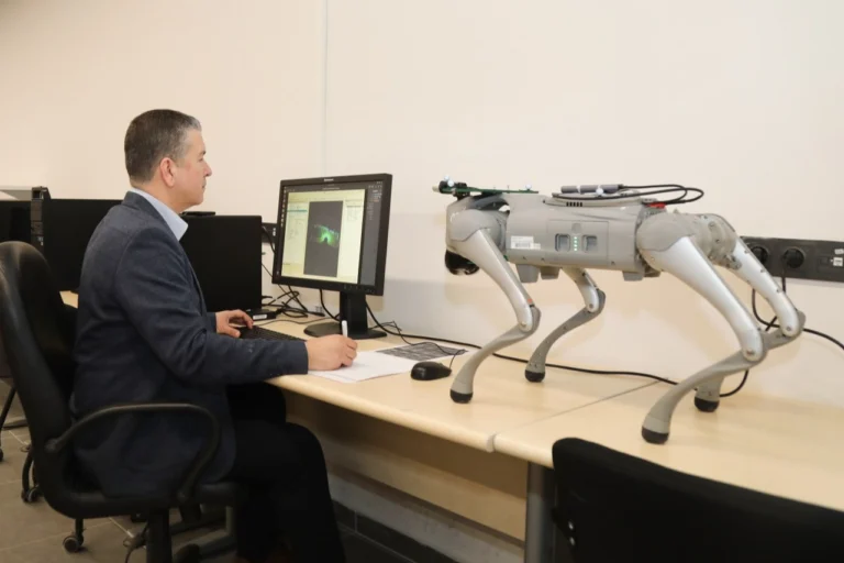 Bursa Teknik Üniversitesi'nin robot köpeklerle geleceğe adım projesi kapsamında öğrenciler robotik eğitim alıyor