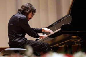 Genç piyanist Eren Düzenli İzmir Barok Müzik Festivali'nde sahne alırken