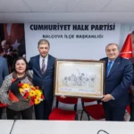 İzmir Büyükşehir Belediye Başkanı Dr. Cemil Tugay, Balçova'da Meslek Fabrikası nöbeti sonrası teşekkür ziyaretinde bulunuyor.