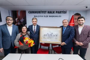 İzmir Büyükşehir Belediye Başkanı Dr. Cemil Tugay, Balçova'da Meslek Fabrikası nöbeti sonrası teşekkür ziyaretinde bulunuyor.