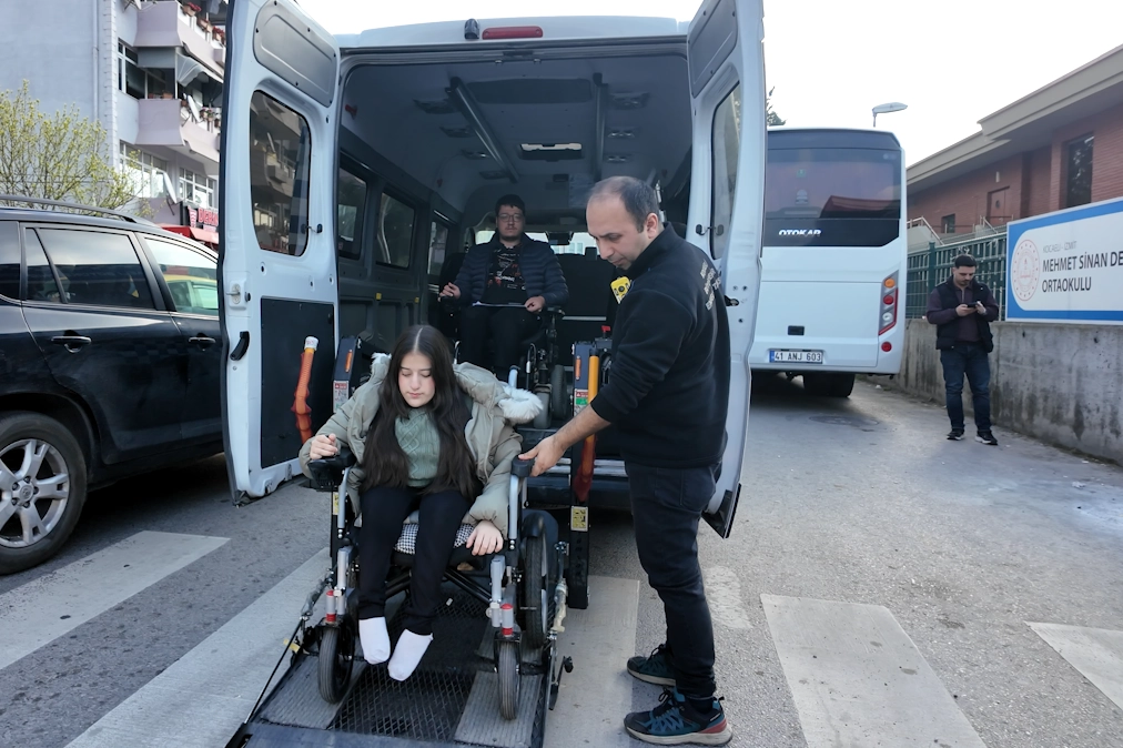 Kocaeli Büyükşehir Belediyesi'nin engelli adaylara E-KPSS sınavı için sunduğu Engelsiz Taksi hizmeti