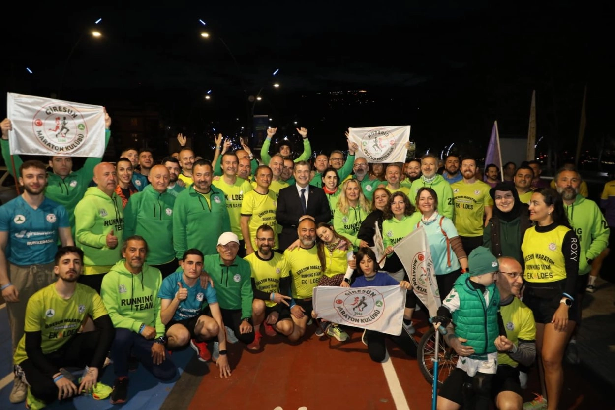 Ordu'da düzenlenen 'Kuzeyin Ortak Ritmi' koşusuna katılan sporcular ve kalabalık.