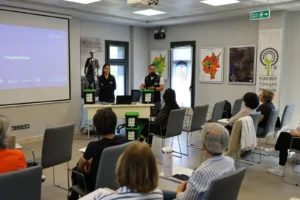 İzmir Efes Tarlası Yaşam Köyü'nde Bokaşi Kompost Eğitimi katılımcıları