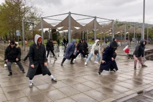 İzmit'te 23 Nisan Ulusal Egemenlik ve Çocuk Bayramı kapsamında kadınlar sağlıklı yaşam yürüyüşüne katılıyor.