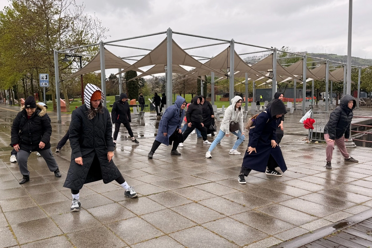 İzmit'te 23 Nisan Ulusal Egemenlik ve Çocuk Bayramı kapsamında kadınlar sağlıklı yaşam yürüyüşüne katılıyor.