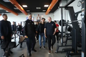 Kayseri Büyükşehir Belediye Başkanı Dr. Memduh Büyükkılıç, ACES heyeti ile birlikte spor tesislerini inceliyor.
