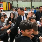 Bornova Belediye Başkanı Ömer Eşki'nin Evrenosoğlu Ortaokulu'nu ziyareti sırasında öğrencilerle sohbeti