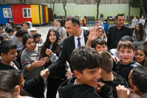 Bornova Belediye Başkanı Ömer Eşki'nin Evrenosoğlu Ortaokulu'nu ziyareti sırasında öğrencilerle sohbeti