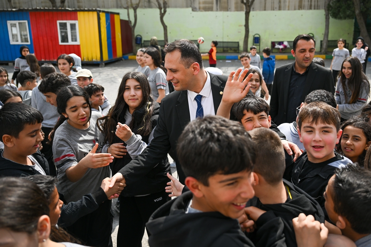 Bornova Belediye Başkanı Ömer Eşki'nin Evrenosoğlu Ortaokulu'nu ziyareti sırasında öğrencilerle sohbeti
