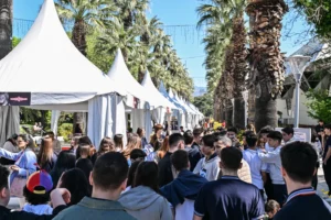 İzmir Kitap Fuarı'nda öğrenciler stantları gezerek kitap seçiyor