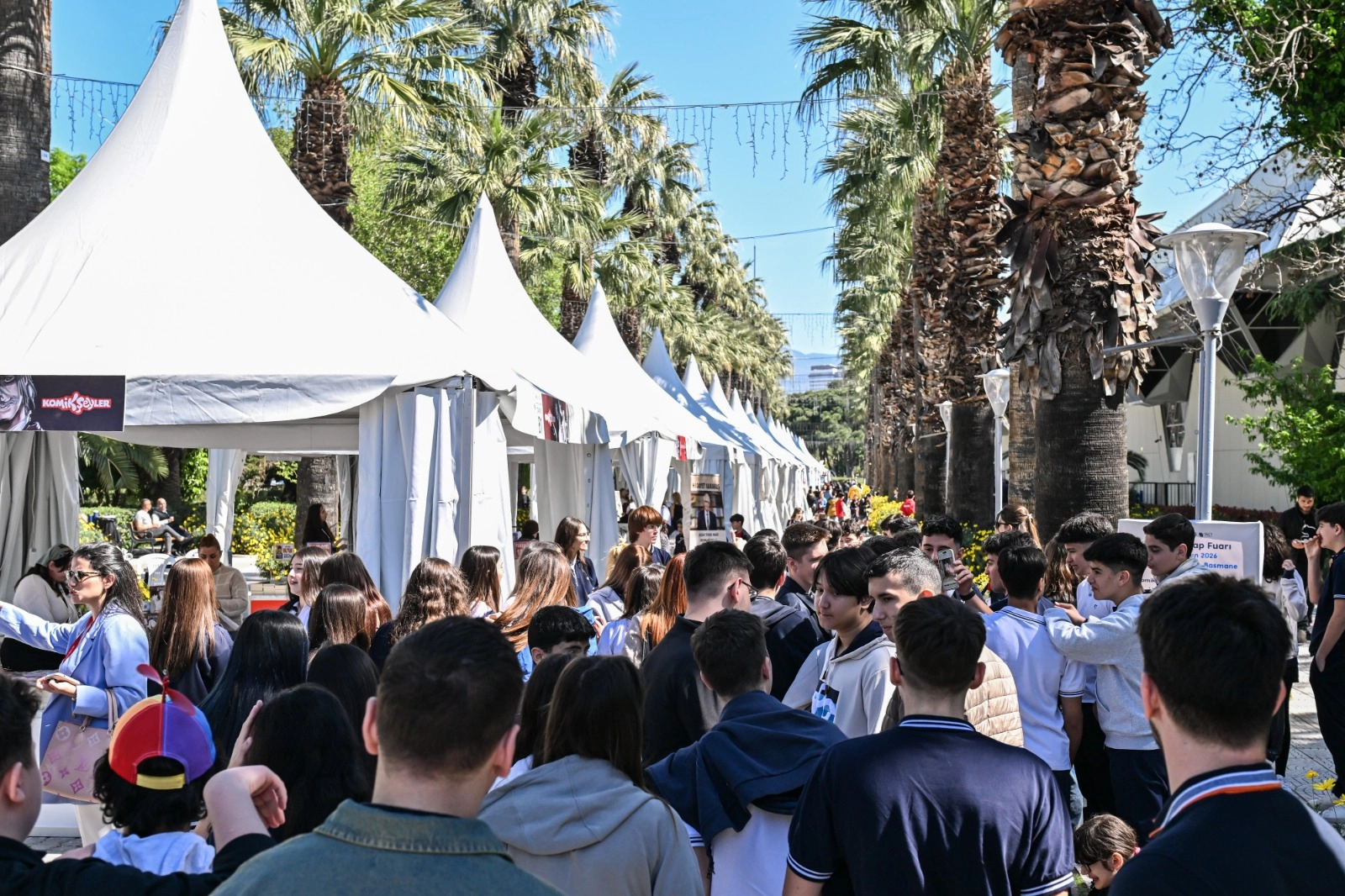 İzmir Kitap Fuarı'nda öğrenciler stantları gezerek kitap seçiyor