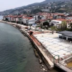 Kocaeli'nin Ulaşlı sahilinde deniz taşkınlarını önlemek amacıyla inşa edilen dalga kırıcı seti