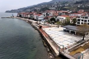 Kocaeli'nin Ulaşlı sahilinde deniz taşkınlarını önlemek amacıyla inşa edilen dalga kırıcı seti