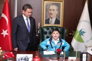 Osmangazi'de 23 Nisan Ulusal Egemenlik ve Çocuk Bayramı kutlamaları kapsamında makamı devralan minik başkan park talimatı verdi.