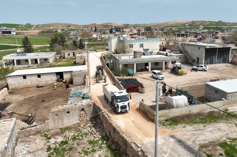 Şanlıurfa Büyükşehir Belediyesi ekipleri, Haliliye kırsalında 4 kilometrelik yol hattında sathi asfalt öncesi mekanik düzenleme çalışmalarını sürdürüyor.