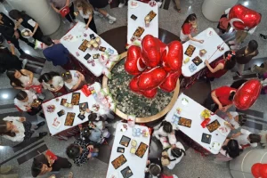 Bornova Çocuk Meclisi etkinliğinde çocuklar geleceğe umut dolu mesajlar veriyor.