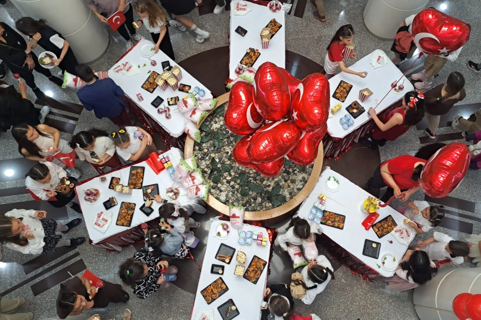 Bornova Çocuk Meclisi etkinliğinde çocuklar geleceğe umut dolu mesajlar veriyor.