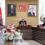 Şanlıurfa Büyükşehir Belediye Başkanı Mehmet Kasım Gülpınar, Suruç muhtarlarıyla bir toplantıda.