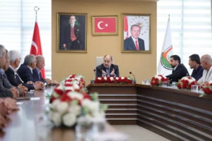 Şanlıurfa Büyükşehir Belediye Başkanı Mehmet Kasım Gülpınar, Suruç muhtarlarıyla bir toplantıda.