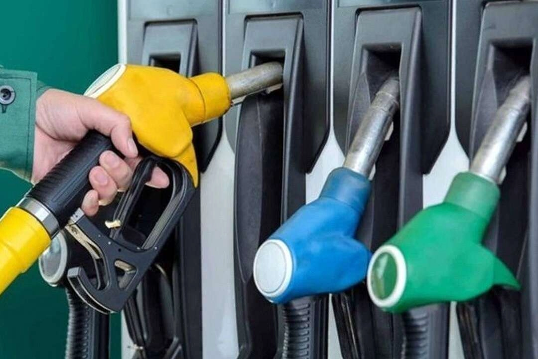 Orta Doğu'da savaş geriliminin artmasıyla yükselen petrol fiyatlarını gösteren görsel
