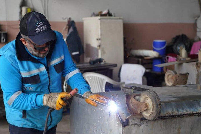 Adıyaman Belediyesi tarafından onarılarak yeniden hizmete sunulan çöp konteynerleri