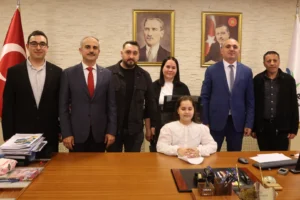 Çayırova Belediye Başkanı Bünyamin Çiftçi, 23 Nisan Ulusal Egemenlik ve Çocuk Bayramı kapsamında başkanlık koltuğunu ilkokul öğrencisi Hira Aydın'a devrediyor.