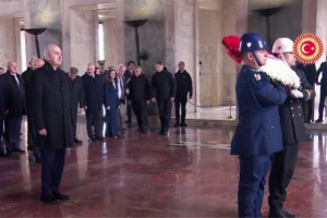 TBMM'den milli egemenlik vurgusu, devlet erkanı Anıtkabir'de buluştu.