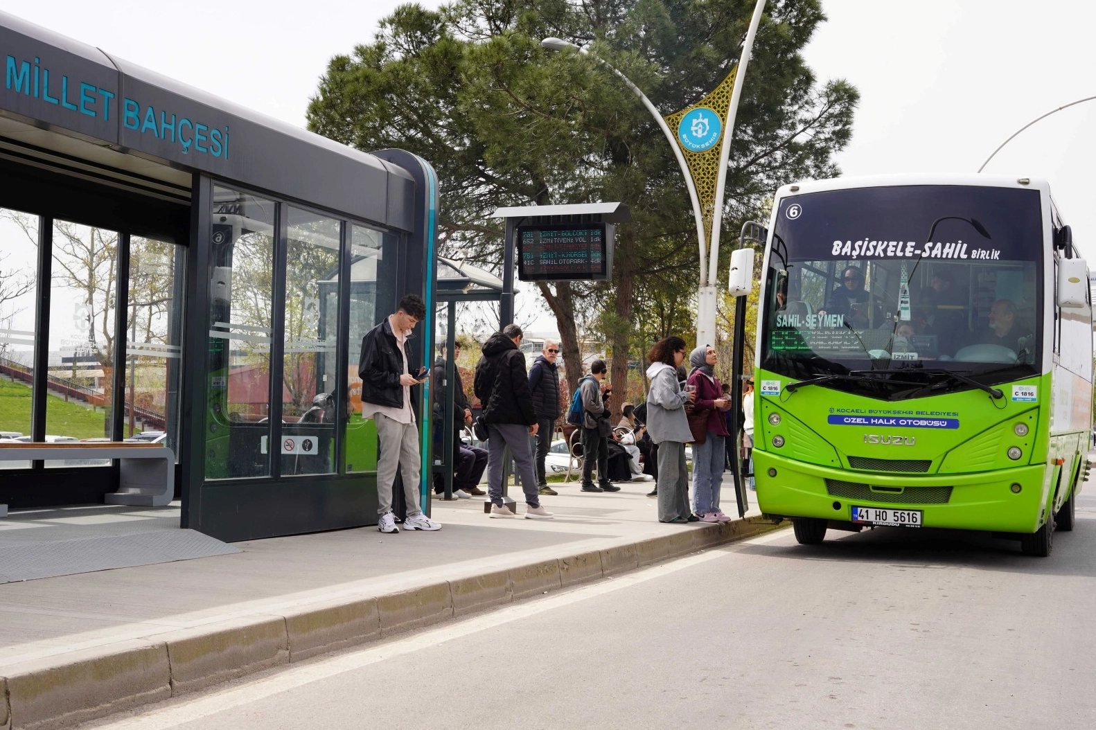 Kocaeli'de toplu taşıma duraklarındaki Yolcu Bilgilendirme Sistemi (YBS) ekranları
