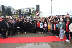 Nilüfer Belediyesi, 23 Nisan Ulusal Egemenlik ve Çocuk Bayramı'nı Cumhuriyet Meydanı'nda kutladı.