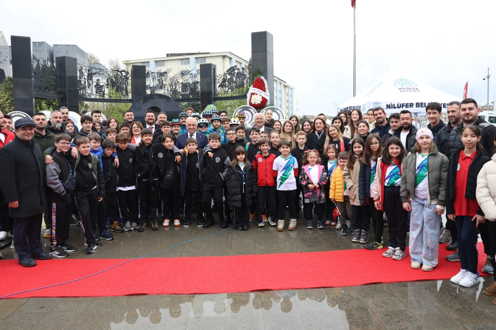 Nilüfer Belediyesi, 23 Nisan Ulusal Egemenlik ve Çocuk Bayramı'nı Cumhuriyet Meydanı'nda kutladı.