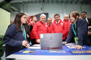 Konya Karatay'da düzenlenen robotik yarışmasında öğrenciler projelerini sergiliyor, milli teknoloji hamlesine katkı sağlanıyor.