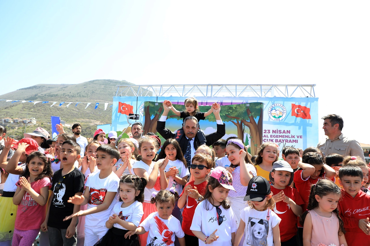 Talas Belediye Başkanı Mustafa Yalçın, 23 Nisan Ulusal Egemenlik ve Çocuk Bayramı'nı kutladı.