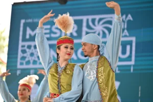 Uluslararası halk dansları toplulukları Manisa Mesir Macunu Festivali'nde sahne alıyor.