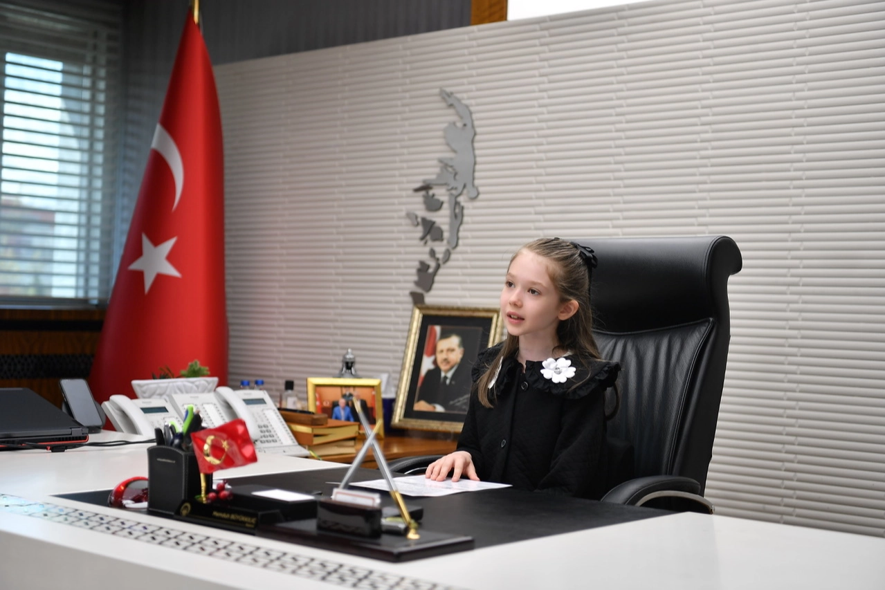 Kayseri Büyükşehir Belediyesi'nde 23 Nisan Ulusal Egemenlik ve Çocuk Bayramı kapsamında makam koltuğuna oturan minik öğrenci Zeynep Edis